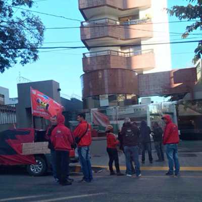 PSDB FRITA DEPUTADOS:  partido não decide sobre permanência no Governo Temer; Protestos em frente prédio de Domingos Sávio